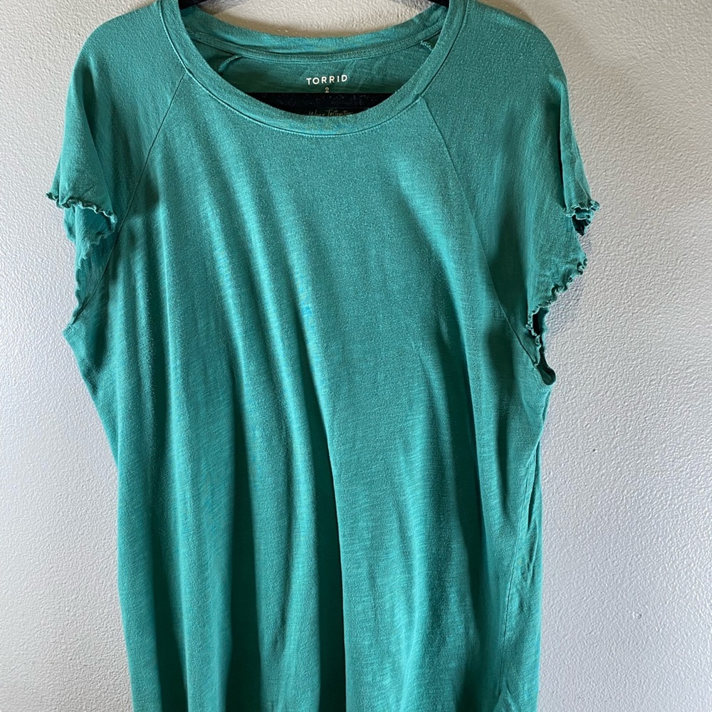 Torrid Relaxed Blue Green Short Sleeve extra roomy sleeve openings Tee